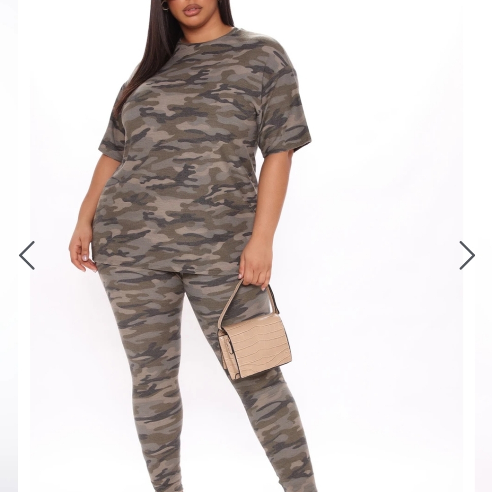 Fashion Nova Curve 3X leggings and shirt